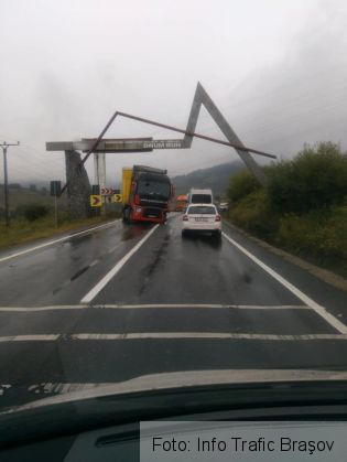 BRAŞOV. Accident pe DN 13! Un şofer a intrat cu maşina într-un TIR (FOTO) 2 accident dn 13 2_256458.jpg