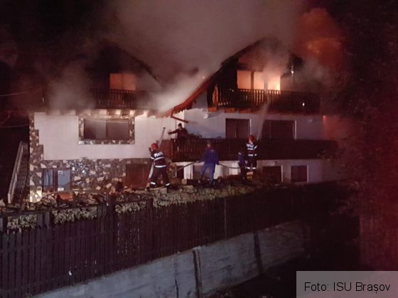 BRAȘOV. Incendiu devastator la o casă din Moieciu (FOTO) 3 IMG-20181005-WA0003_257843.jpg