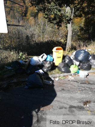 BRAȘOV. Parcare de pe DN 1 transformată în groapă de gunoi, peste week-end (FOTO) 2 IMG-20181008-WA0003_257954.jpg