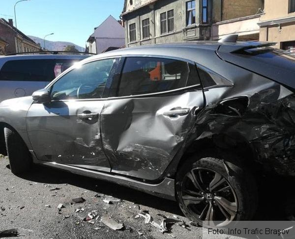 BRAȘOV. Autoturisme avariate, în centrul orașului, de un șofer băut (FOTO) 3 accidentteatru_4.jpg