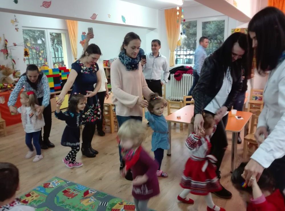 „Juniorii” de la Grădinița nr. 26 Brașov au conchis: „Drag mi-e portul românesc”! Galerie foto... 2 poza1_5.jpg