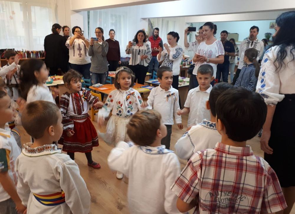 „Juniorii” de la Grădinița nr. 26 Brașov au conchis: „Drag mi-e portul românesc”! Galerie foto... 4 poza3_3.jpg