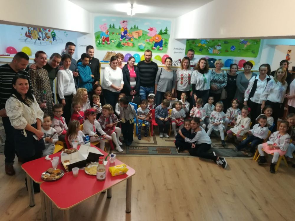 „Juniorii” de la Grădinița nr. 26 Brașov au conchis: „Drag mi-e portul românesc”! Galerie foto... 5 poza4_2.jpg