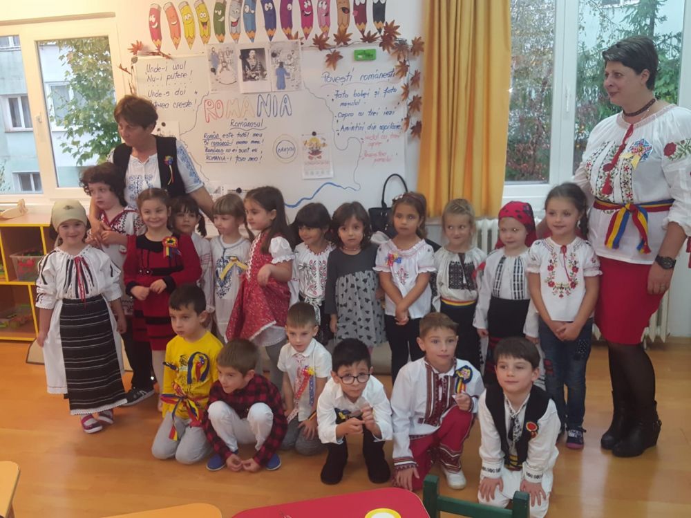 „Juniorii” de la Grădinița nr. 26 Brașov au conchis: „Drag mi-e portul românesc”! Galerie foto... 6 poza5.jpg