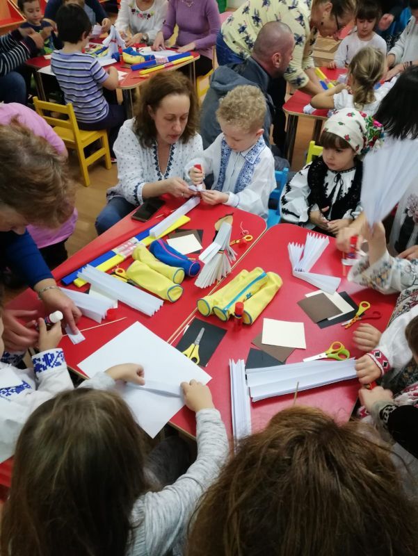 „Juniorii” de la Grădinița nr. 26 Brașov au conchis: „Drag mi-e portul românesc”! Galerie foto... 7 poza6.jpg