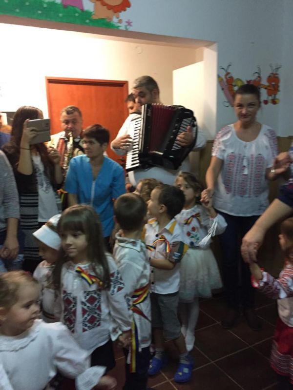 „Juniorii” de la Grădinița nr. 26 Brașov au conchis: „Drag mi-e portul românesc”! Galerie foto... 8 poza7.jpg