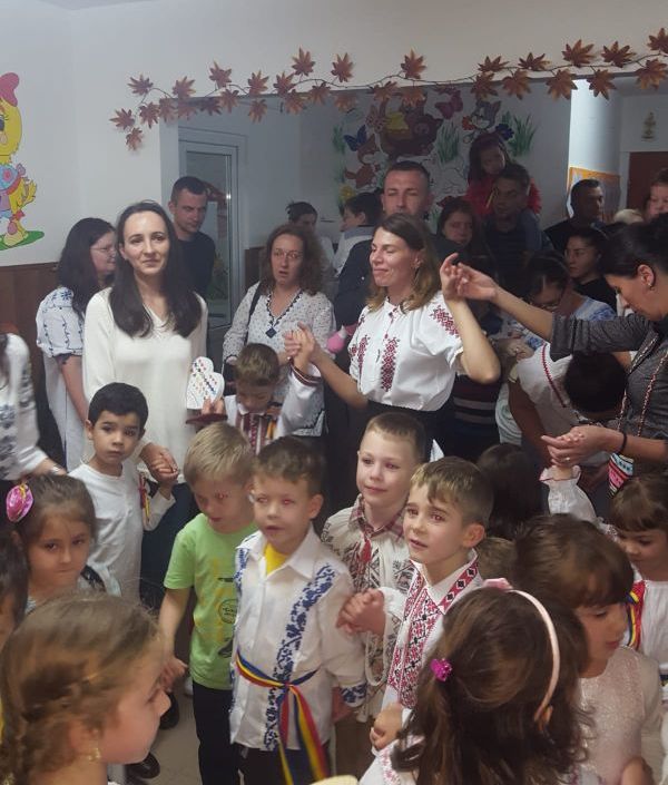 „Juniorii” de la Grădinița nr. 26 Brașov au conchis: „Drag mi-e portul românesc”! Galerie foto... 9 poza8.jpg