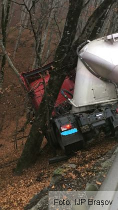 BRAȘOV. Cisternă ieșită parțial în decor, pe DN 13 (FOTO) 2 IMG-20181114-WA0001_259699.jpg