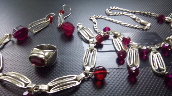 BRAȘOV. Oficialii județului s-au întâlnit „în colț” la Modarom pentru a inaugura o expoziție inedită 6 bijuterii_259425.jpg