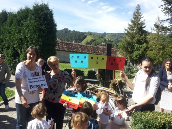 BRAȘOV. Școlari și preșcolari au plantat stejari de Centenar 2 copii-monument-Titulescu (2)_259846.jpg