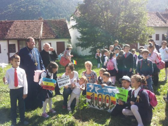 BRAȘOV. Școlari și preșcolari au plantat stejari de Centenar 4 elevi-prescolari-plantare (2)_259848.jpg