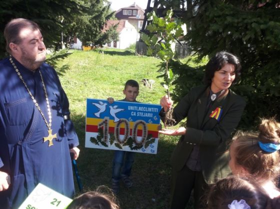 BRAȘOV. Școlari și preșcolari au plantat stejari de Centenar 3 preot-Herda-copii (3)_259847.jpg