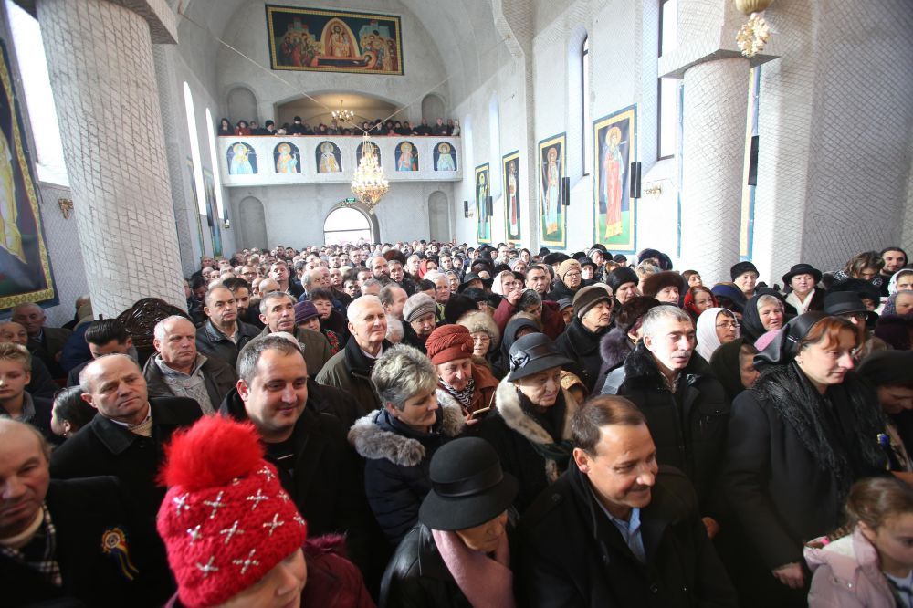 BRAŞOV. Mitropolitul Ardealului a sfinţit biserica şi capela mortuară din Bod 2 sfintire-biserica-bod.jpg