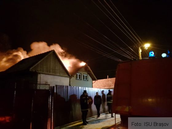 Update. BRAȘOV. Incendiu la acoperișul și mansarda unei case din Zărnești (FOTO) 2 IMG-20190104-WA0000_261834.jpg