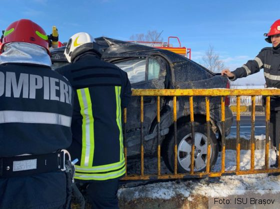 BRAȘOV. O șoferiță a rămas încarcerată, după ce s-a izbit cu mașina de un cap de pod, pe DN 1 (FOTO) 2 IMG-20190109-WA0006_262065.jpg