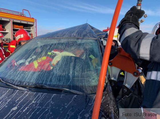BRAȘOV. O șoferiță a rămas încarcerată, după ce s-a izbit cu mașina de un cap de pod, pe DN 1 (FOTO) 3 IMG-20190109-WA0007_262066.jpg