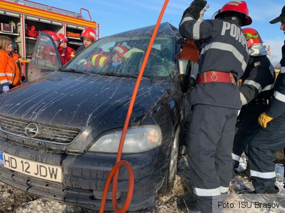 BRAȘOV. O șoferiță a rămas încarcerată, după ce s-a izbit cu mașina de un cap de pod, pe DN 1 (FOTO) 4 IMG-20190109-WA0010_262067.jpg