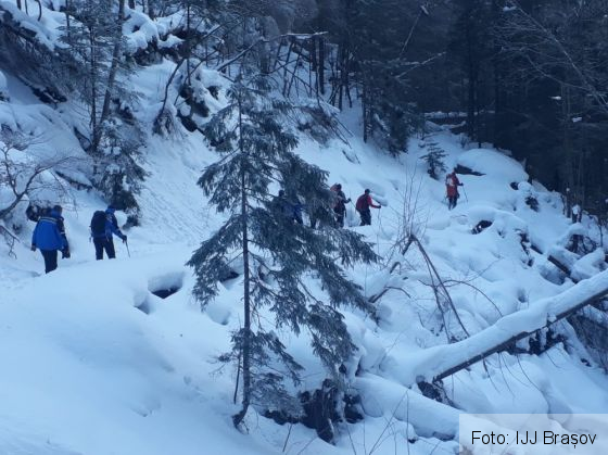 BRAȘOV. Trei turiști, printre care tată și fiu, recuperați de jandarmi și salvamontiști din Masivul Făgăraș (FOTO) 4 IMG-20190119-WA0003_262488.jpg