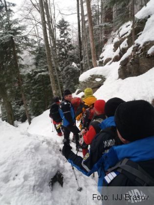 BRAȘOV. Trei turiști, printre care tată și fiu, recuperați de jandarmi și salvamontiști din Masivul Făgăraș (FOTO) 5 IMG-20190119-WA0004_262485.jpg