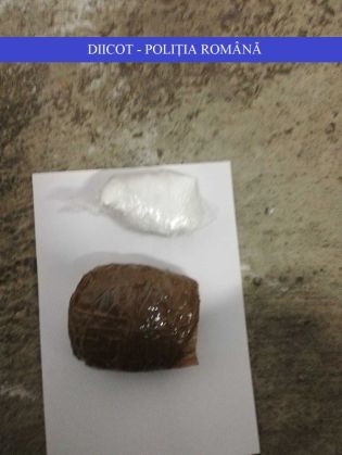 Cocaină introdusă în țară fiind ascunsă sub volanul unui autoturism 3 bcco 2_262036.jpg