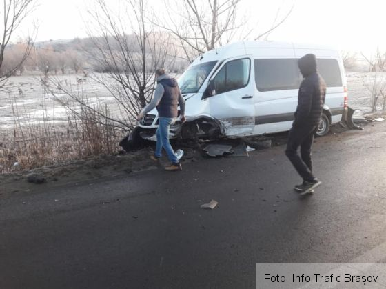 BRAȘOV. Coliziune între un microbuz și un autoturism, la Zărnești (FOTO) 2 accident zarnesti 2_263599.jpg