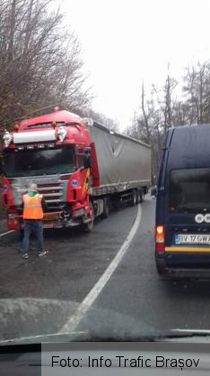 BRAȘOV. Bandă blocată de un TIR, pe DN 13 2 dn 13 2_263746.jpg