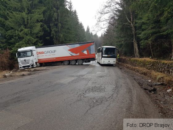 BRAŞOV. Manevră de întoarcere ratată pe DN 73A (FOTO) 2 IMG-20190321-WA0014_264749.jpg