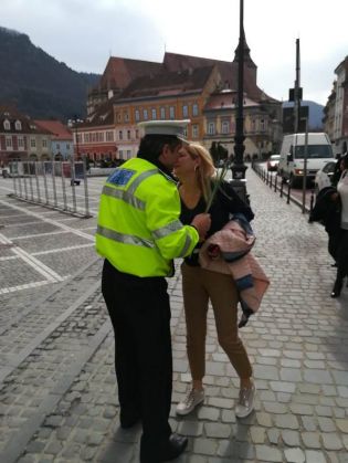 BRAȘOV. Poliția Locală a împărțit astăzi flori 2 Politia-Locala-flori1_264272.jpeg