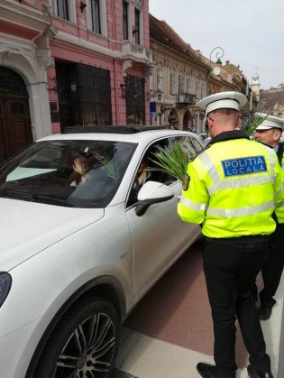 BRAȘOV. Poliția Locală a împărțit astăzi flori 3 Politia-Locala-flori2_264273.jpeg
