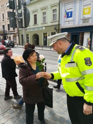 BRAȘOV. Poliția Locală a împărțit astăzi flori 5 Politia-Locala-flori3_264275.jpeg
