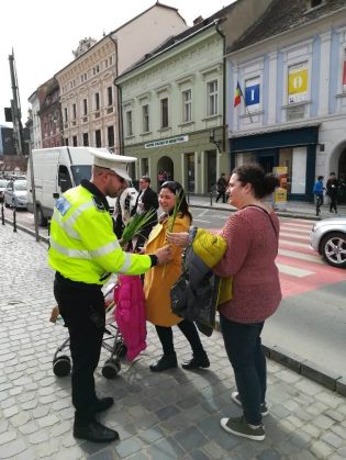 BRAȘOV. Poliția Locală a împărțit astăzi flori 6 Politia-Locala-flori4_264276.jpeg