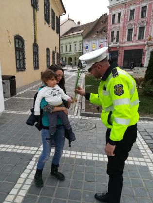 BRAȘOV. Poliția Locală a împărțit astăzi flori 4 Politia-Locala-flori5_264274.jpeg