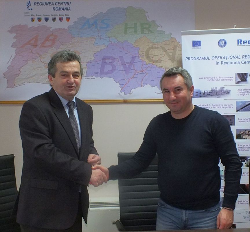 BRAȘOV. Locatarii a patru blocuri vor avea facturi înjumătățite și confort sporit 2 foto6-semnare-proiect-fagaras.jpg