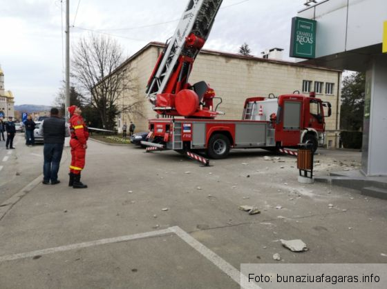 Tencuială căzută peste un autoturism, în Făgăraș 2 tencuiala fagaras 2_264240.jpeg