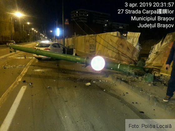 BRAȘOV. Un autoturism s-a izbit de un stâlp RATBV, pe strada Carpaților! Troleibuzele de pe linia 7, înlocuite forțat cu autobuze (FOTO) 2 IMG-20190403-WA0045_265313.jpg