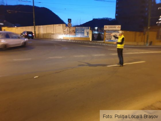 BRAȘOV. Un autoturism s-a izbit de un stâlp RATBV, pe strada Carpaților! Troleibuzele de pe linia 7, înlocuite forțat cu autobuze (FOTO) 3 IMG-20190403-WA0047_265314.jpg