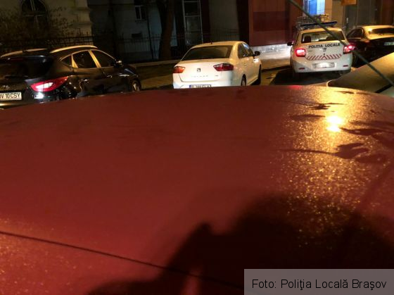 BRAŞOV. Student din Covasna, depistat în timp ce vandaliza maşini. „Era urcat pe capota unei maşini, încercând să spargă cu picioarele parbrizul” 5 IMG-20190409-WA0005_265537.jpg
