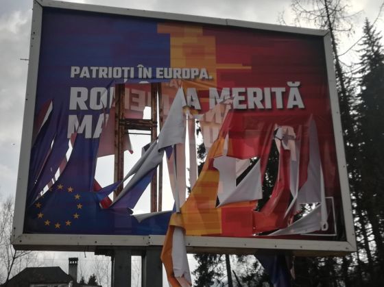 BRAŞOV. Marius Dunca dă asigurări că PSD nu va strica evenimentul PNL din Piaţa Sfatului! 2 panou_rupt_265394.jpg