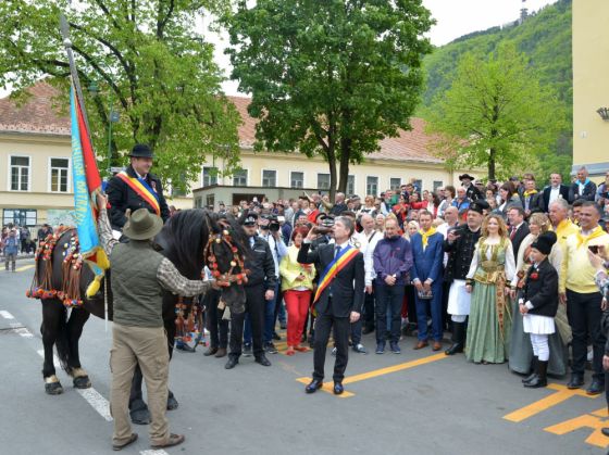 juni-parada-oficialitati (10)_266605.jpeg