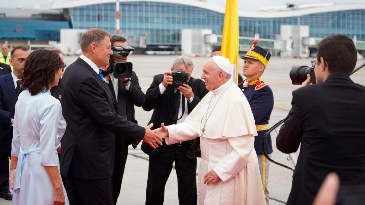 Vizită istorică. Papa Francisc a sosit în România (Galerie Foto) 2 papafranciscromania1.jpeg