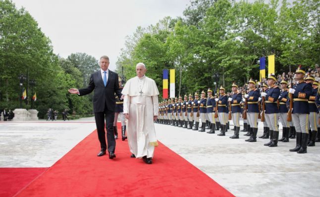 Vizită istorică. Papa Francisc a sosit în România (Galerie Foto) 3 papafranciscromania3.jpg