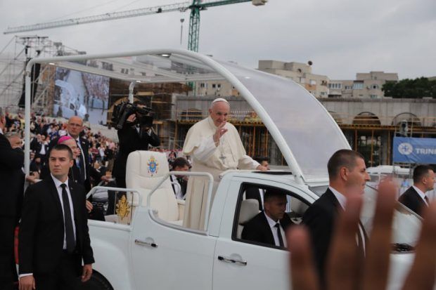 Vizită istorică. Papa Francisc a sosit în România (Galerie Foto) 8 papafranciscromania9.jpg