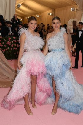 Surorile gemene ale lui Enrique Iglesias, pe covorul roşu de la Met Gala 2 surori enrique_267040.jpg