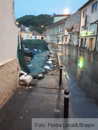 BRAȘOV. Un gard improvizat, menit să delimiteze un șantier din oraș, s-a prăbușit în timpul vijeliei (FOTO) 2 IMG-20190627-WA0023_269217.jpg