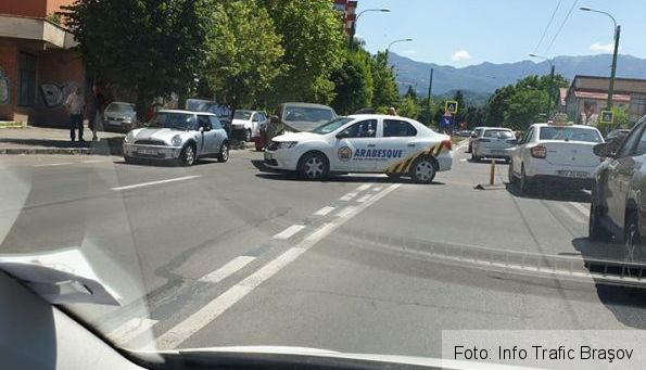 BRAȘOV. Accident între trei autoturisme, pe strada Carpaţilor 2 accident2_3.jpg