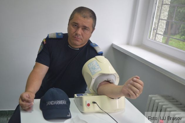 BRAȘOV. „Superman" a donat sânge alături de jandarmi 2 jandarmi 5_269046.jpg