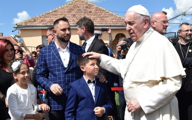 Papa Francisc şi-a încheiat vizita ecumenică şi pastorală din România: „Mă întorc acasă îmbogăţit, luând cu mine locuri şi momente, dar mai ales chipuri” 2 papafranciscromania25.jpg