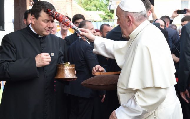 Papa Francisc şi-a încheiat vizita ecumenică şi pastorală din România: „Mă întorc acasă îmbogăţit, luând cu mine locuri şi momente, dar mai ales chipuri” 3 papafranciscromania26.jpg
