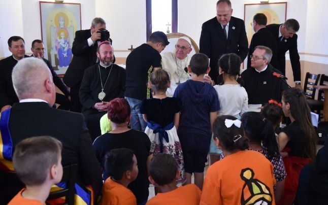 Papa Francisc şi-a încheiat vizita ecumenică şi pastorală din România: „Mă întorc acasă îmbogăţit, luând cu mine locuri şi momente, dar mai ales chipuri” 4 papafranciscromania27.jpg