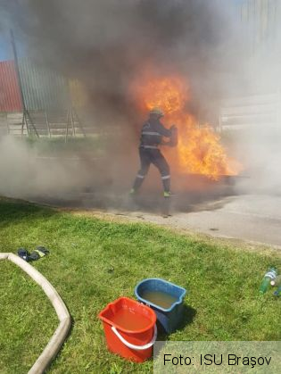 BRAŞOV. Foc pe stadionul din Făgăraş! Serviciile voluntare s-au întrecut pentru a-l stinge 2 serviciile voluntare 2_268615.jpg